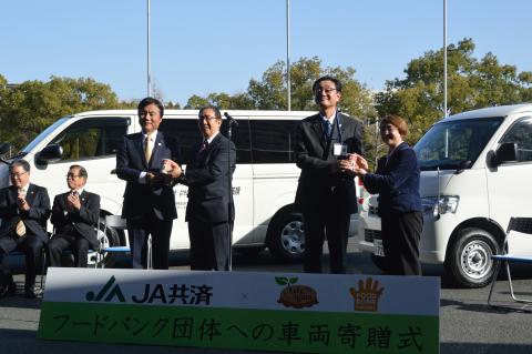 福岡県から災害備蓄食品（乾パン缶詰）を受け取るフードバンク２団体の代表者