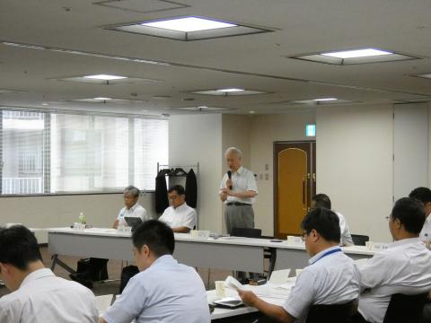 発言している男性の写真