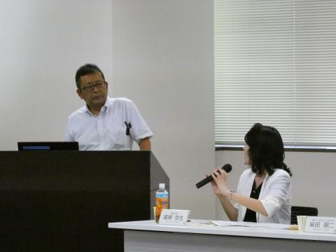 質問している女性と回答している男性の写真
